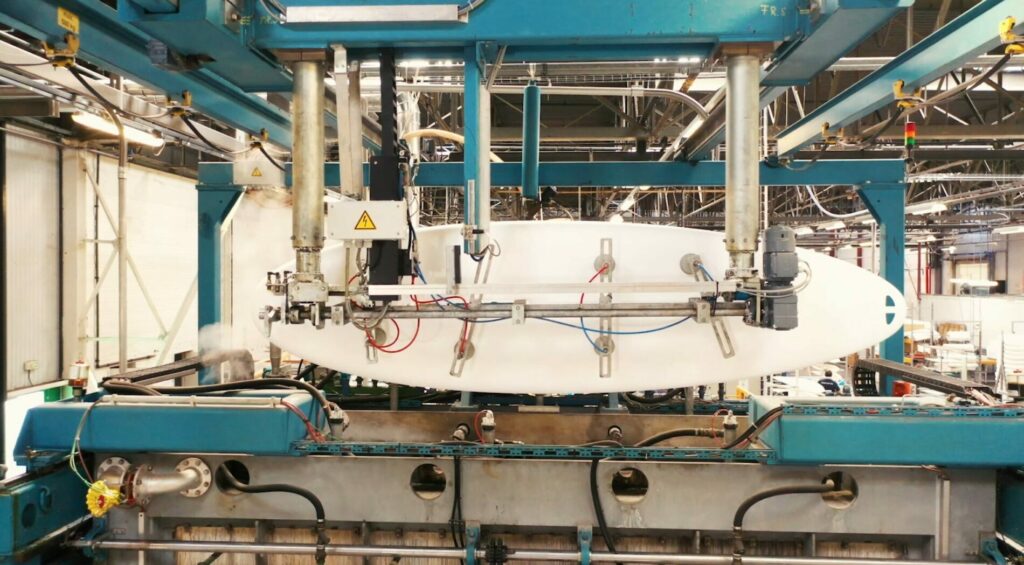 fabrication dans une usine d'une planche de paddle