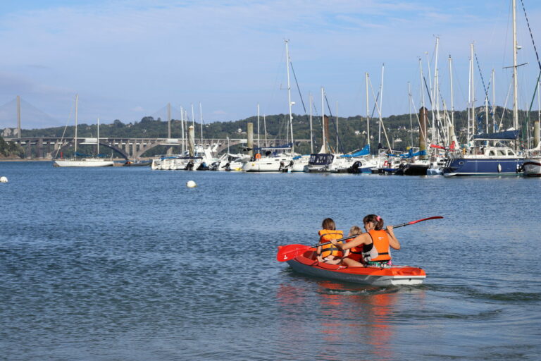 Famille en kayak en train de faire une balade avec deux enfants